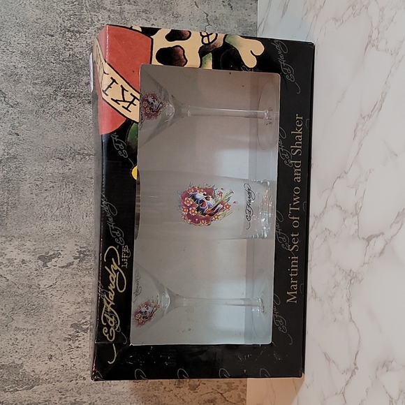 Ed Hardy Martini Shaker Set - Includes Glass Shaker And Two Martini Glasses New - Picture 2 of 6